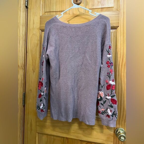 Gorgeous American Eagle floral embroidered sleeves size S mauve sweater - Picture 6 of 8